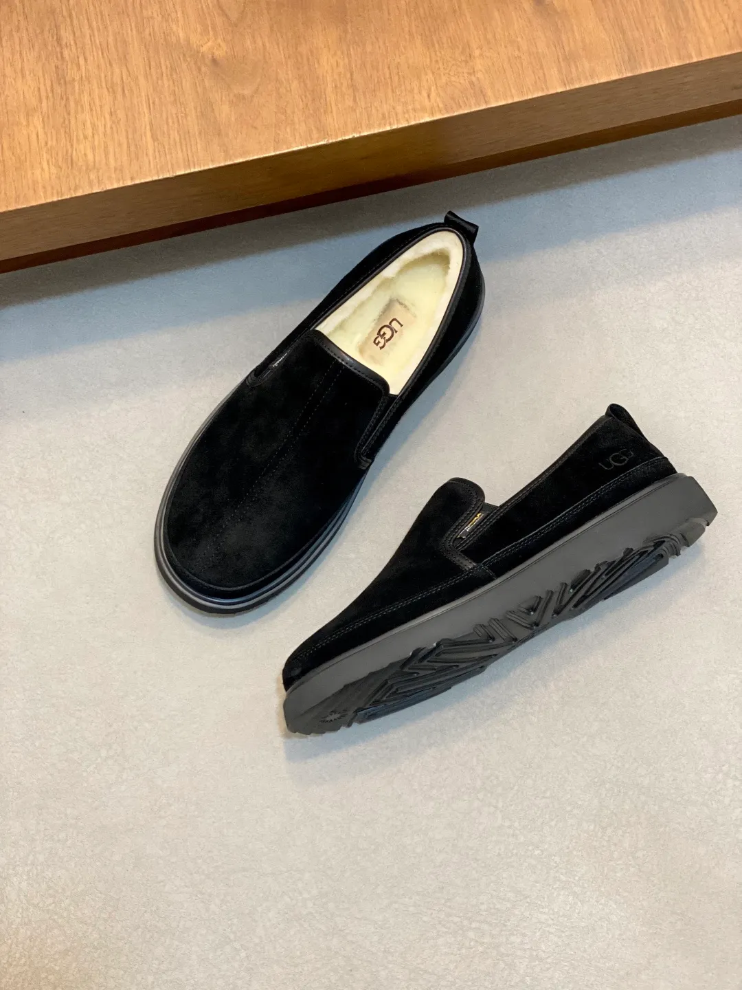 Men's shoes 💰580 New UGG fur-integrated men's simple and fashionable snow shoes. The most worth buying at the end of this year are warm casual shoes. Whether you are out and about at home, their comfortable and warm performance will be your most suitable fashion companion! The material is cowhide upper and imported wool is used inside. Two layers of cowhide for warmth and comfort! The eva+ rubber patch outsole is cushioned, non-slip and wear-resistant, and has good elasticity. It is light and wear-resistant, comfortable and soft, and the new simple cut is more fashionable. It has both practicality and fashion sense, so you no longer have to worry about how to match it in winter, while still maintaining your fashionable taste. High-quality genuine wool produced in Dongguan. The material depends on the details! Size: 39-40-41-42-43-44-45 sneaker size